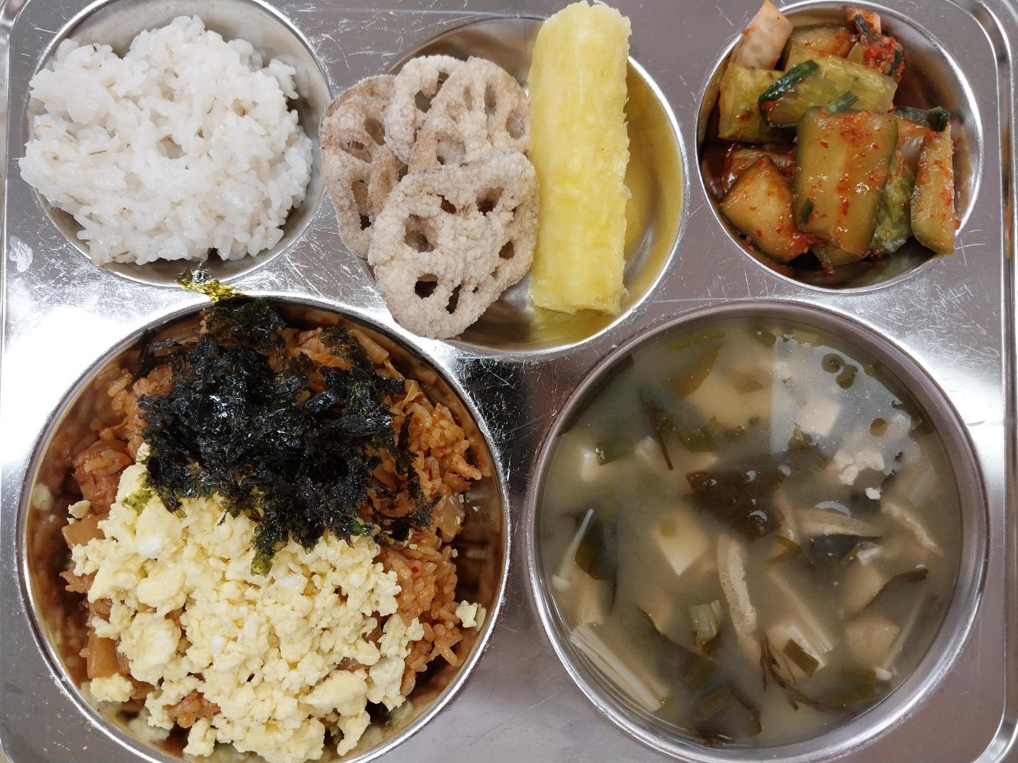 김치마요덮밥(1.2.5.6.9.10.13.15.16)
찹쌀밥(보조식)
미소된장국(5.6)
연근부각(5.6.13)
오이소박이(9)
파인애플